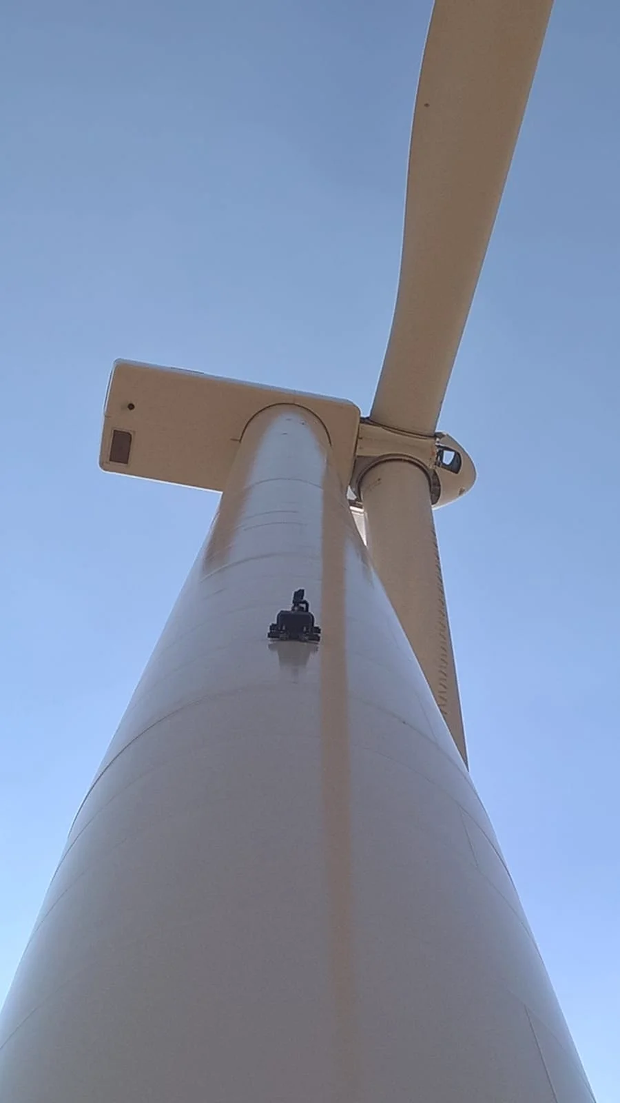 Eolos subiendo por aerogenerador